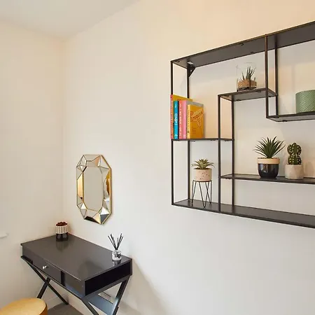 Host & - Routh Walk * וויטבי